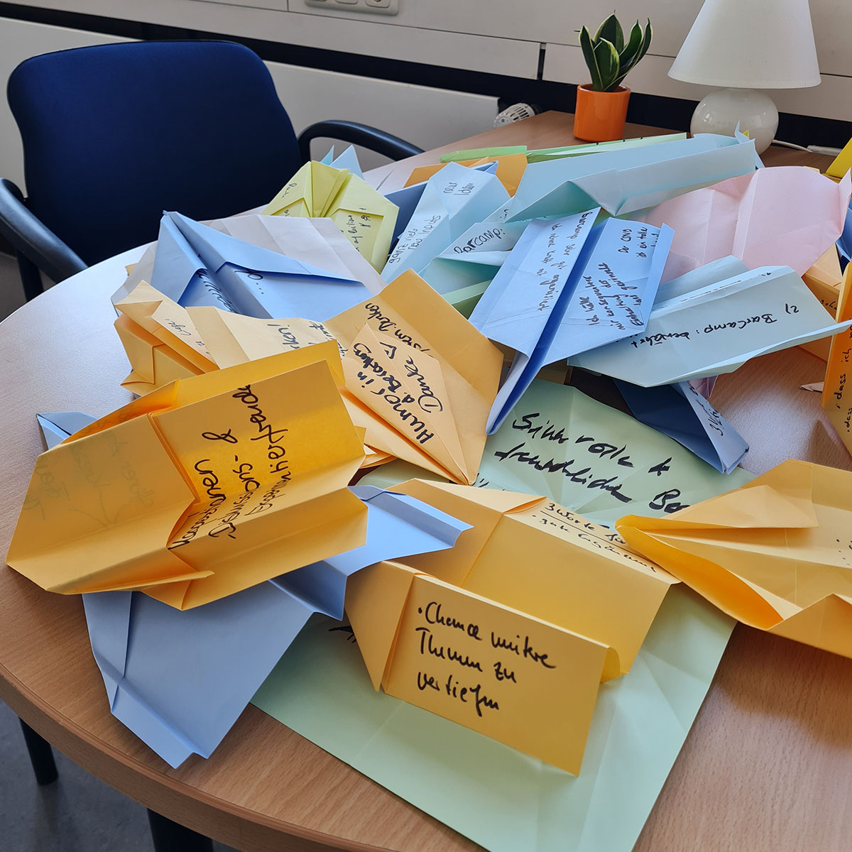 Papierflieger auf dem Career Service Büro Besprechungstisch